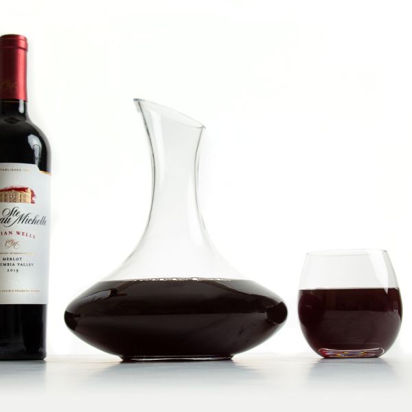 Slanted Top Wine Decanter With Wine Glasses