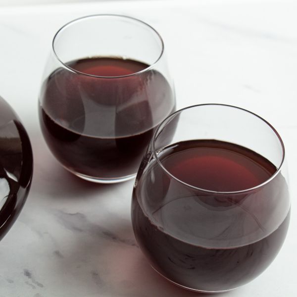 Slanted Top Wine Decanter With Wine Glasses